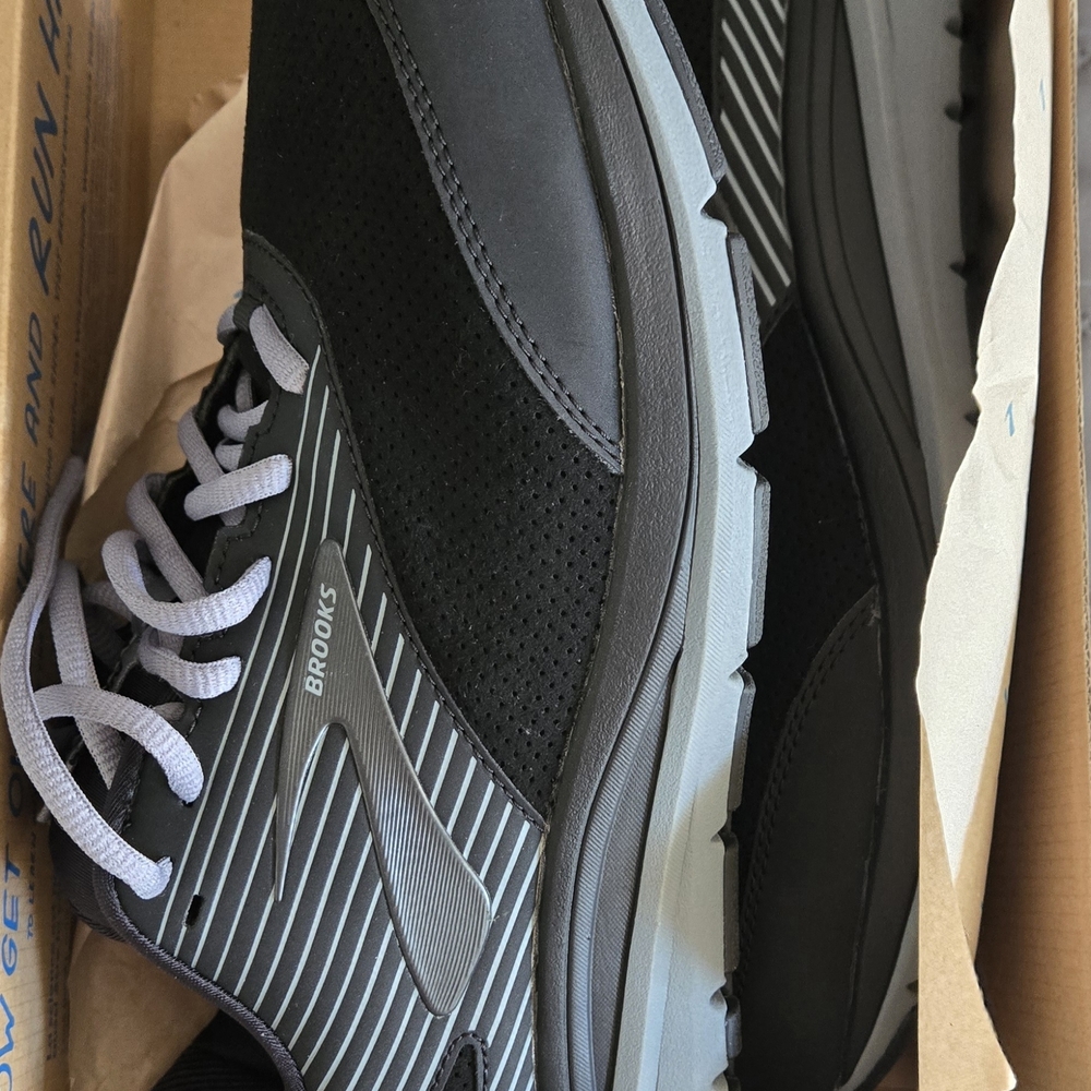 New Mens Brooks Black and Gray Addiction Walker Suede